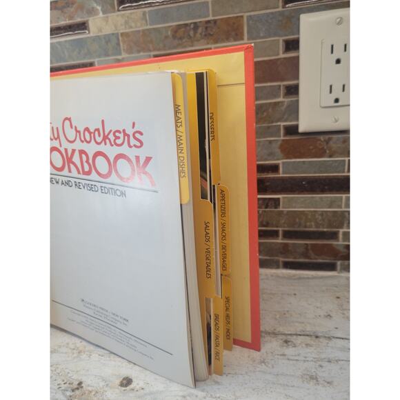 Vintage Betty Crocker Cookbook, Hardcover 5 Ring Binder 1978 New Revised Edition - Picture 3 of 8